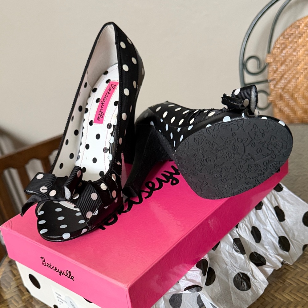 Betsey Johnson Black and White Polka Dot Heels - Picture 3 of 6